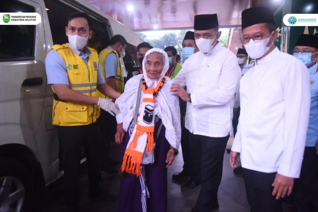 Sekda Sumsel Sambut Kedatangan Jamaah Haji Kloter Pertama Debarkasi Palembang